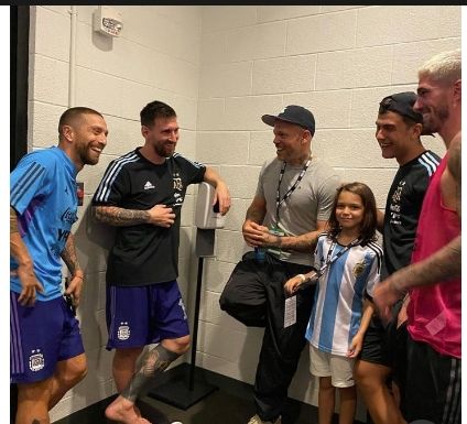 René junto a Messi en un vestuario
