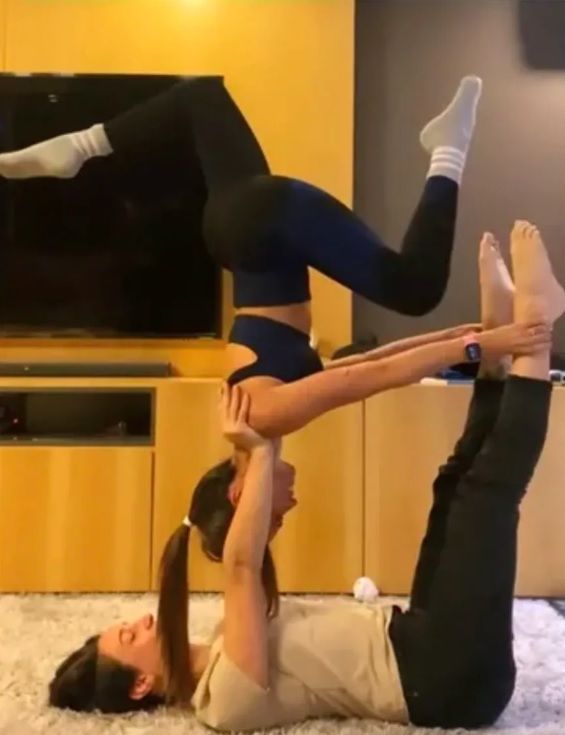 Antonela practicando acroyoga.