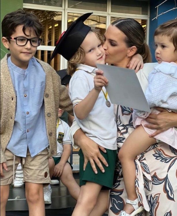 Sabrina Garciarena en la graduación de su hijo Beltrán.