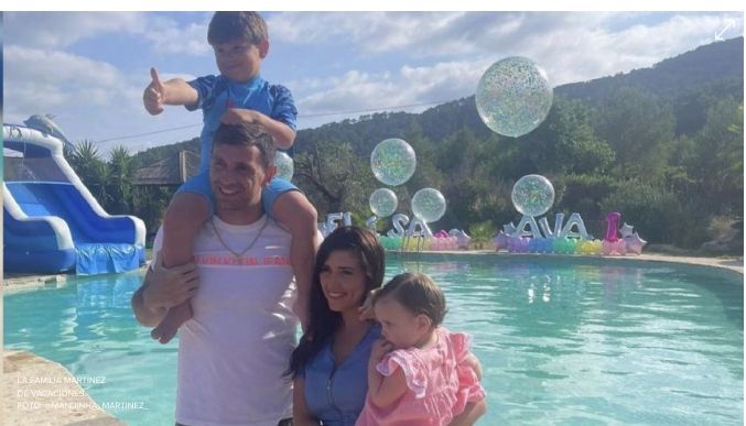 Mandinha y el Dibu en Mar del Plata