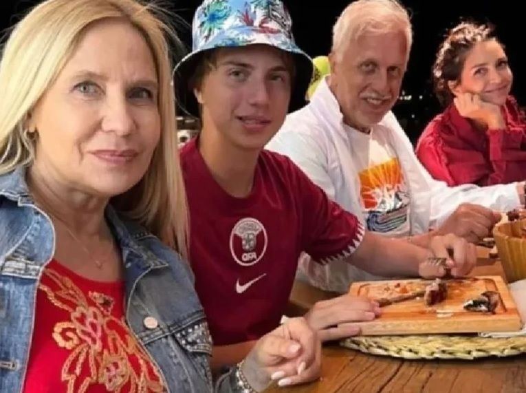 Andrés Nara en la Navidad con su ex y sus hijas