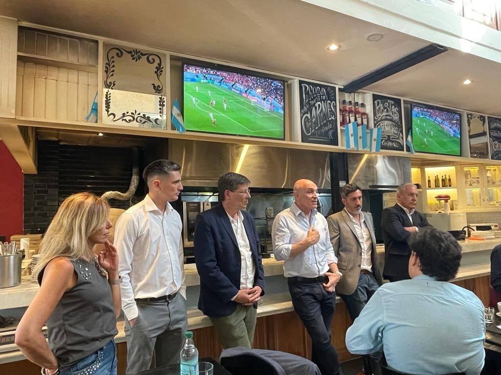 Jose Luis Espert charla con vecinos platenses