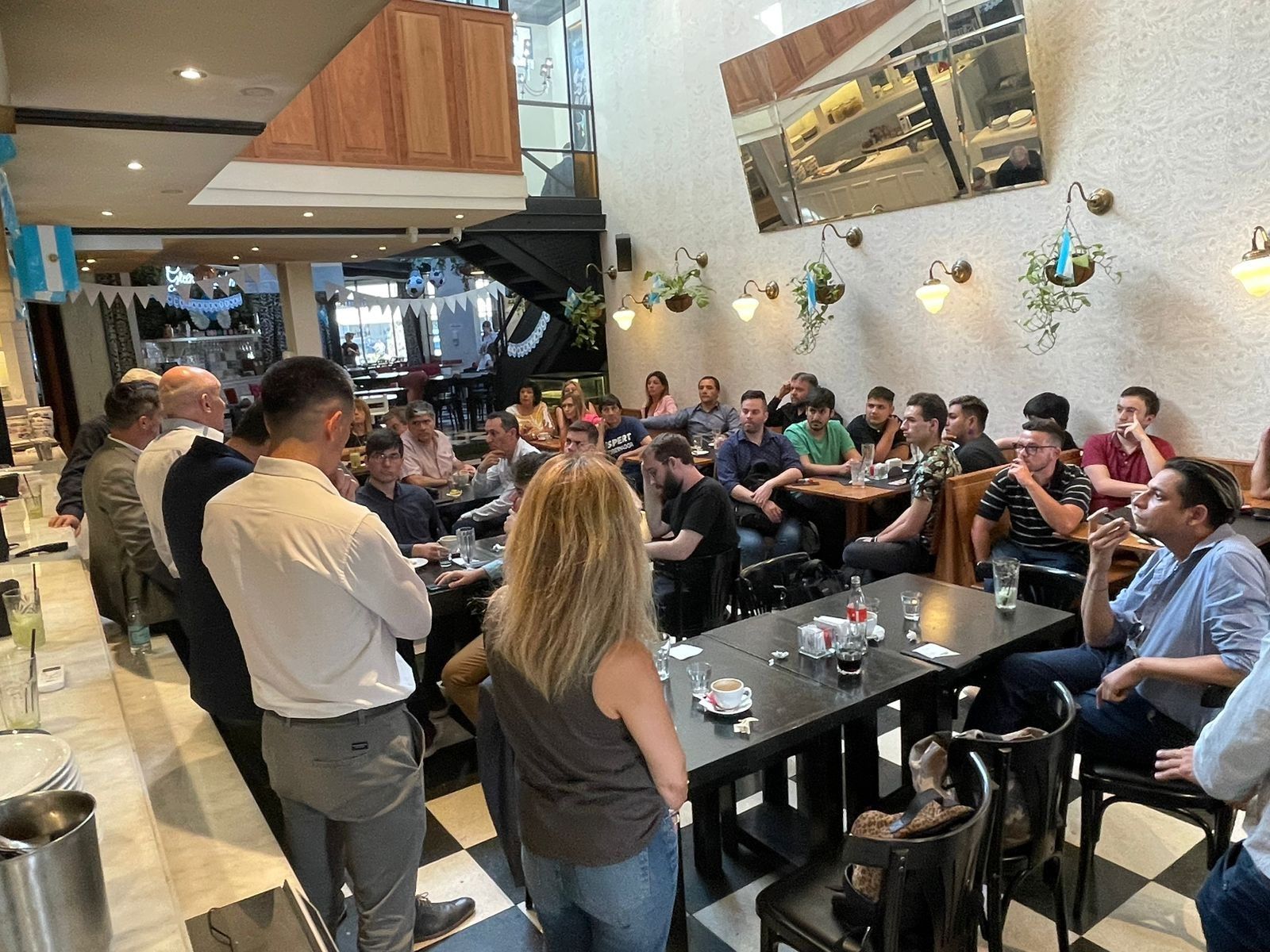 Jose Luis Espert con vecinos platenses