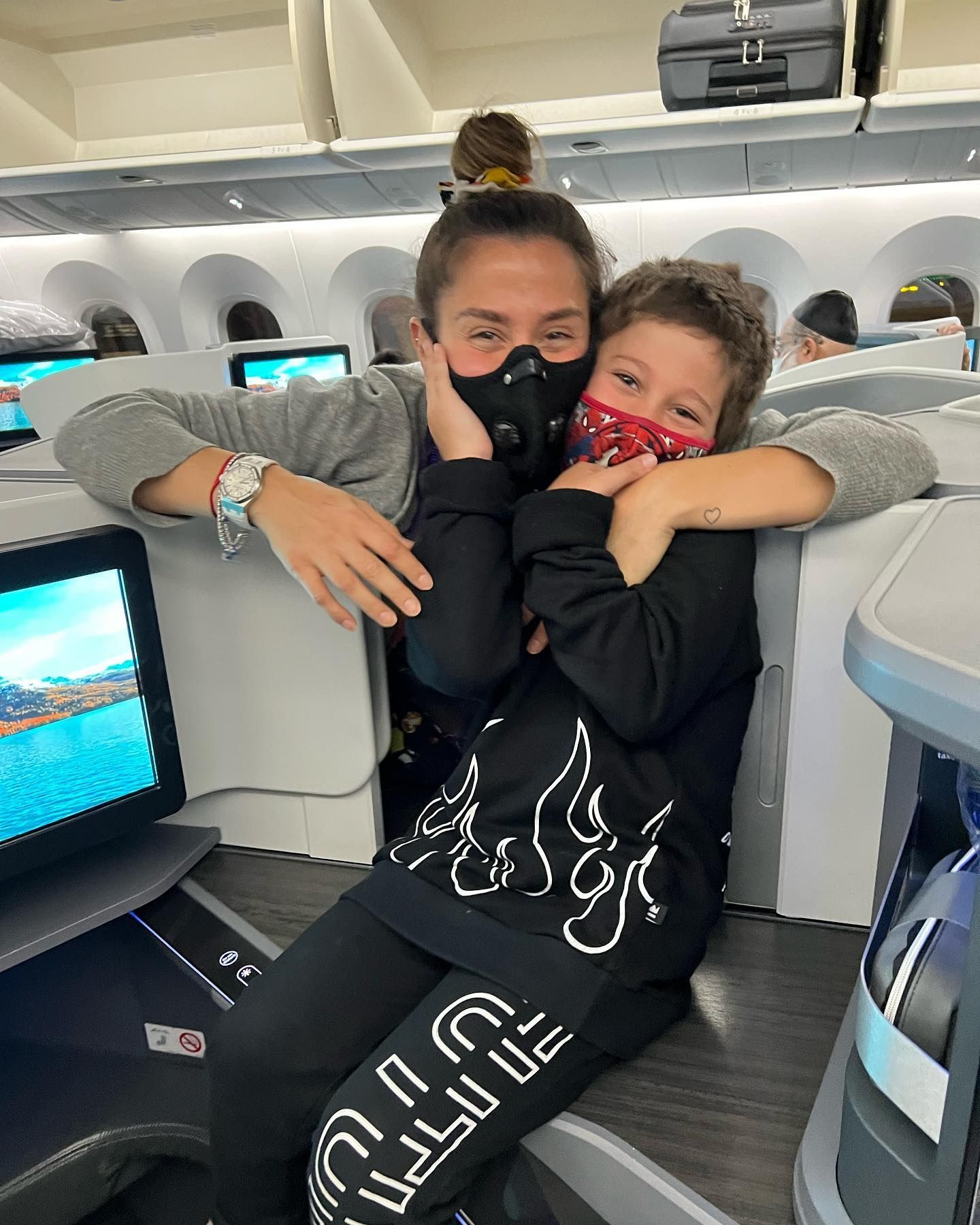 MOMO CONSOLO A JIMENA ANTES DE LA PARTIDA A MIAMI.