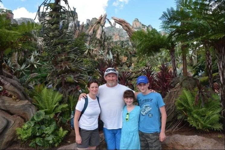 LA FAMILIA DE CHRISTIAN MARTIN COMPLETA: SU ESPOSA Y SUS DOS HIJOS.