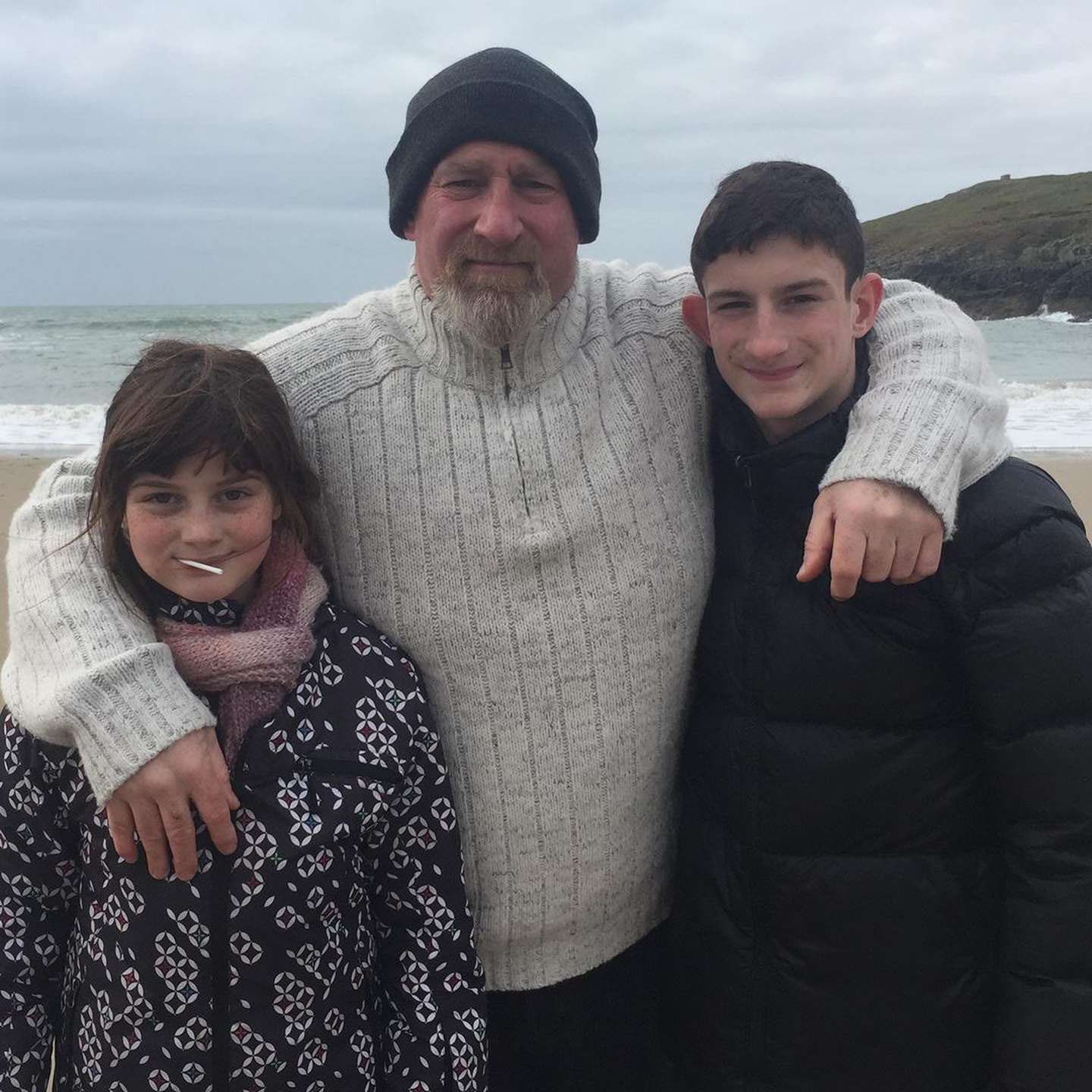 MARTIN Y SUS DOS HIJOS. LA LLEGADA DEL MAYOR LES PERMITIO COMPRAR UNA CASA.