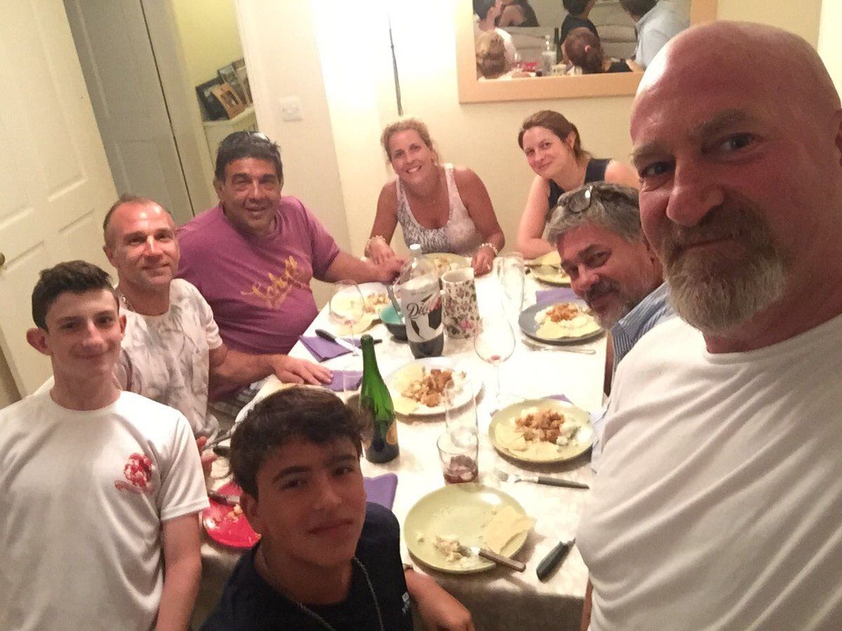 CON HELENE Y AMIGOS EN CASA: MARTIN SE MUESTRA FELIZ.