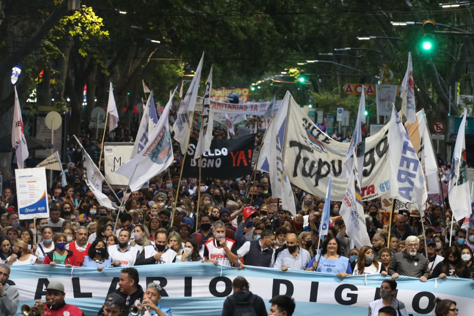 Los docentes mendocinos marcharon en reclamo por la actual situación de la educación