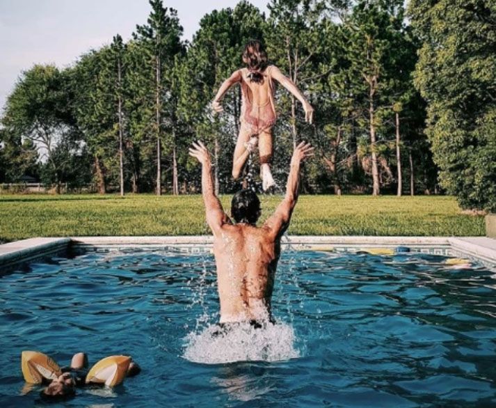 TOMAS FONZI TIENE DOS HIJOS Y VIVE EN UNA CASA GIGANTE.