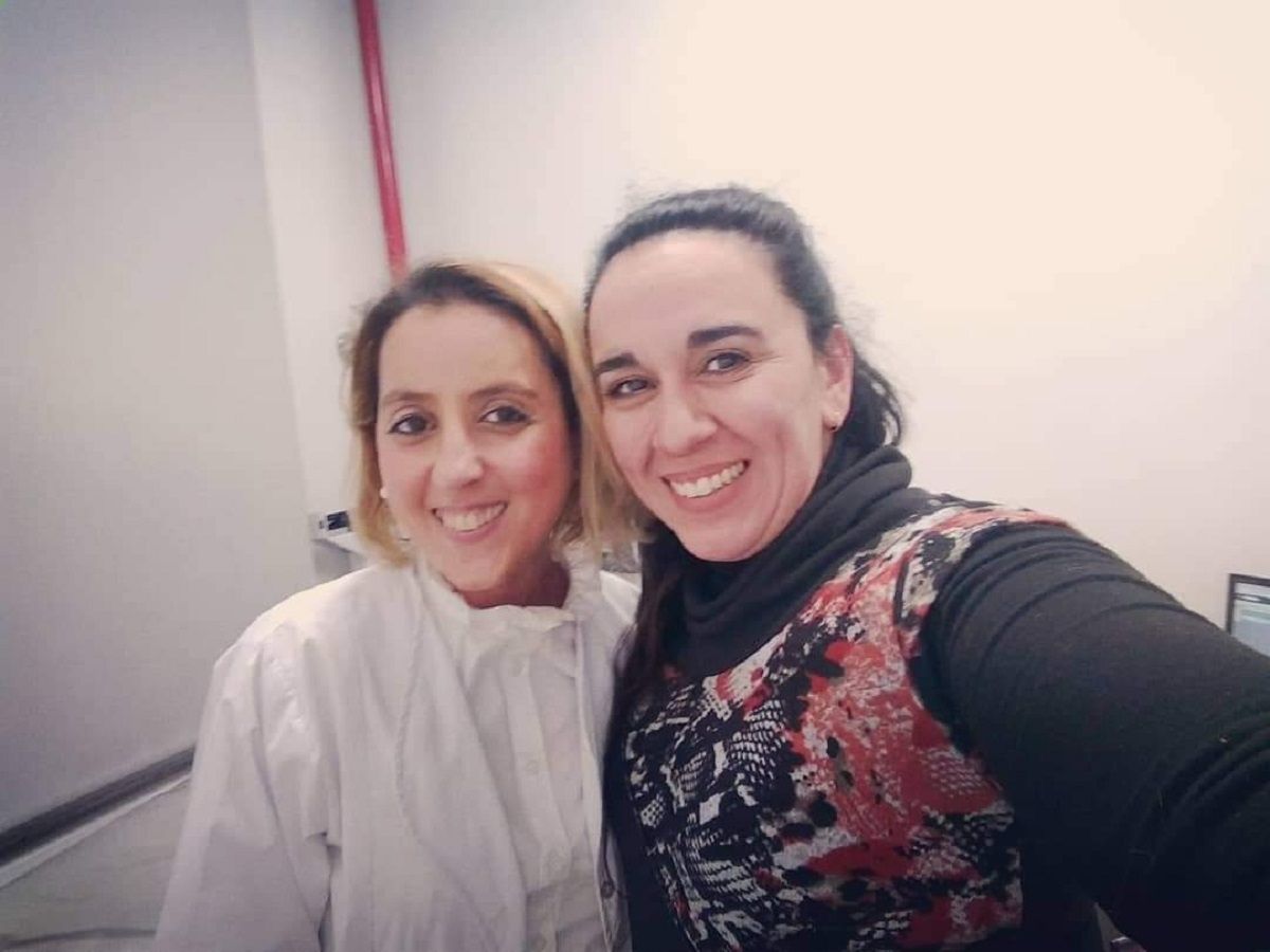 Valeria junto a la doctora Eleonora Méndez, la única especialista dedicada a la mastocitosis en Argentina