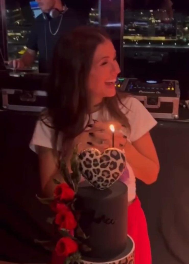 ALTA BOMBA SE TRAE ENTRE MANOS EUGENIA.