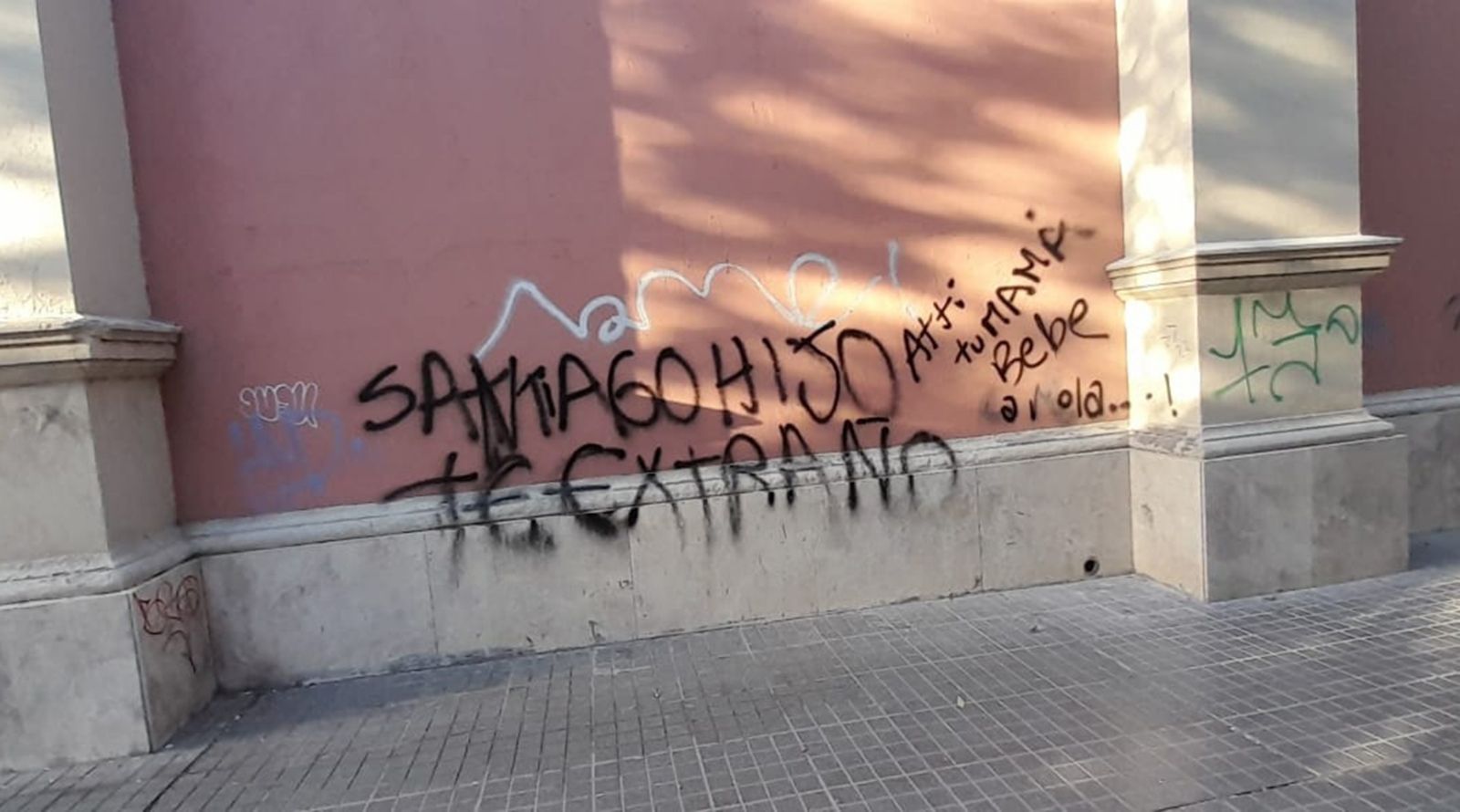 Las pintadas que tiene en sus muros son la muestra de la falta de cuidados