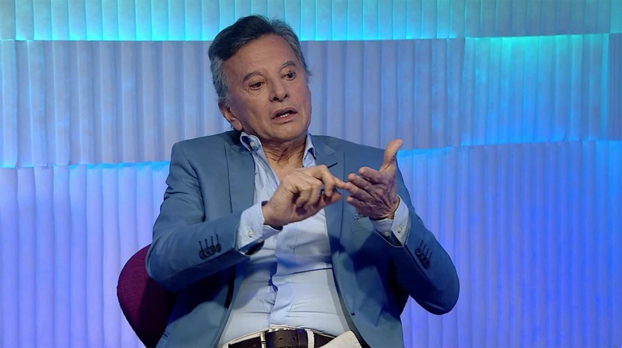 PALITO ESTA EN EL MEDIO DE TODA LA ESCENA.