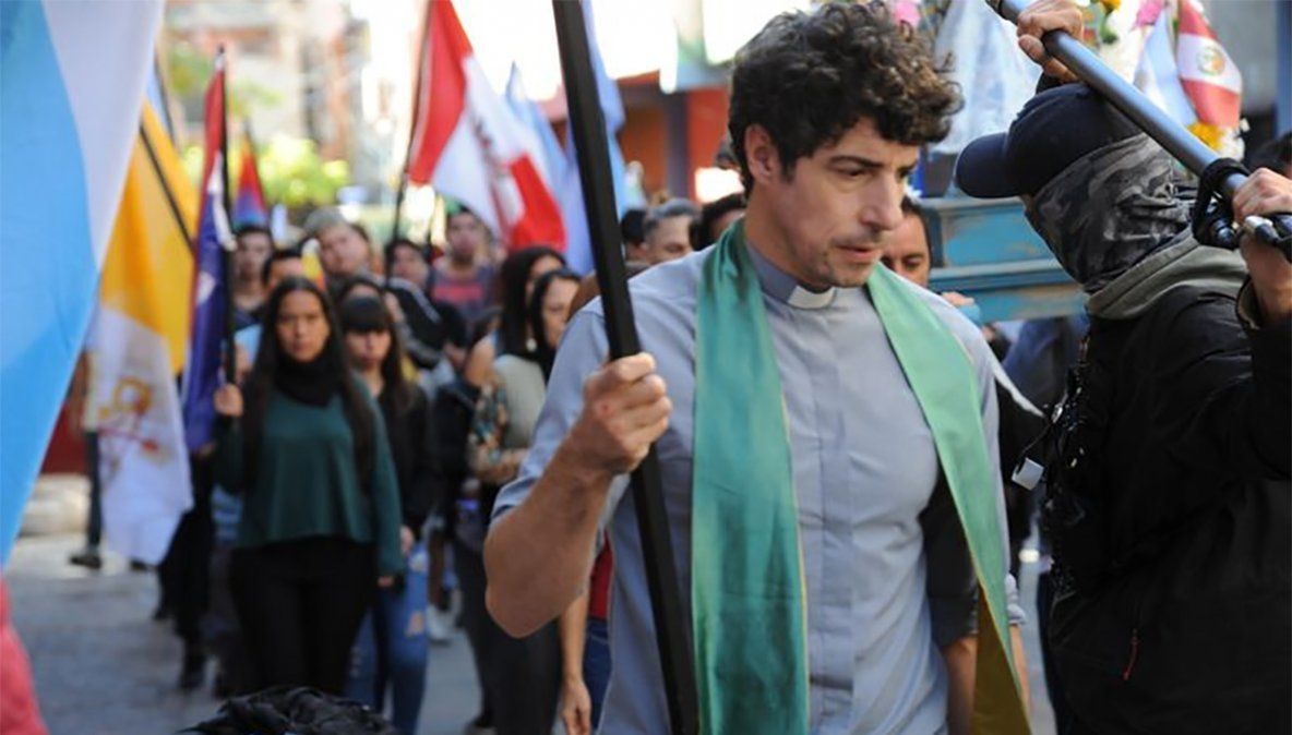 ESTEBAN, EN LA PIEL DEL CURA DE LA NOVELA DE POLKA.