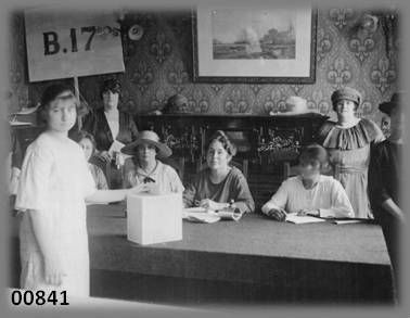 Mesa electoral del Ensayo de Voto Femenino presidida por Elvira Rawson de Dellepiane - Buenos Aires, 7 de marzo de 1920 - Archivo General de la Nación.