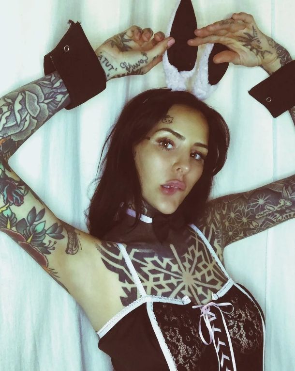 LA HIJA DE TINELLI EN MODO CONEJITA.