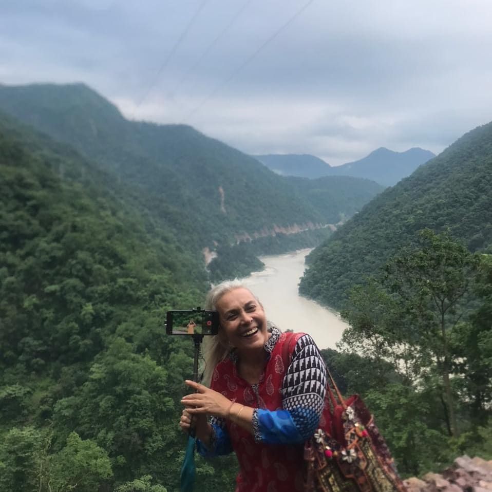 MAY QUEEN TRABAJA COMO GUIA.