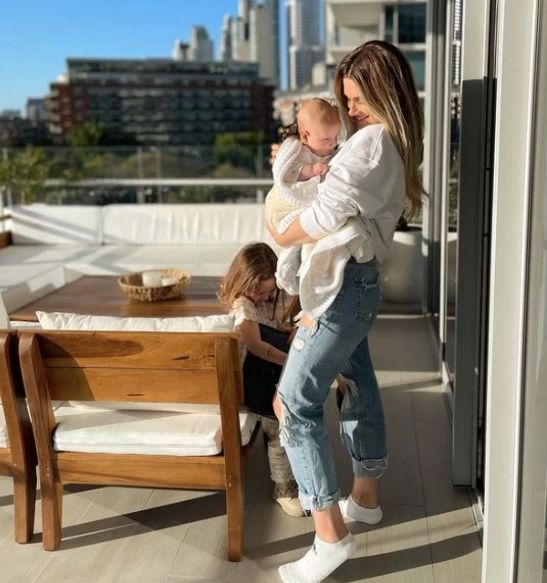 EL BALCON TIENE SALIDA A PUERTO MADERO.