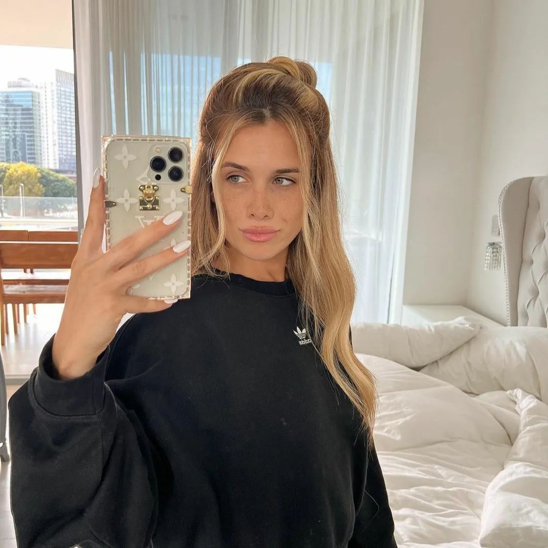 LA MODELO YA TIENE CONTRATOS.