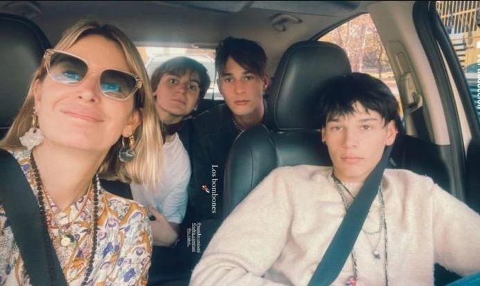 Dolores Barreiro y sus hijos Salvador, Milo y Valentino.