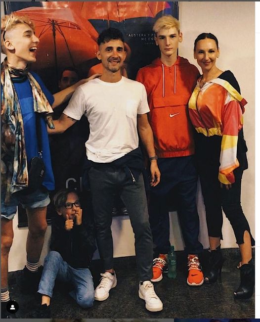 Cata y Nahuel con sus tres hijos