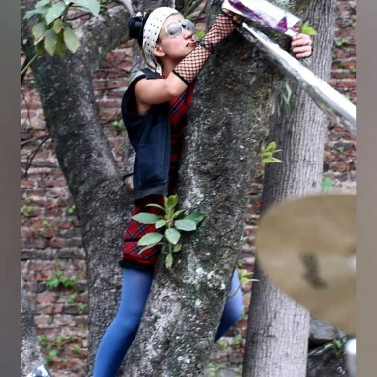 CAMILA BORDONABA, EN ACCION.