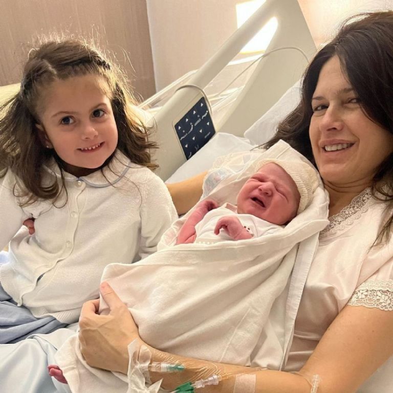 ISABEL MACEDO CON SUS DOS HIJAS.