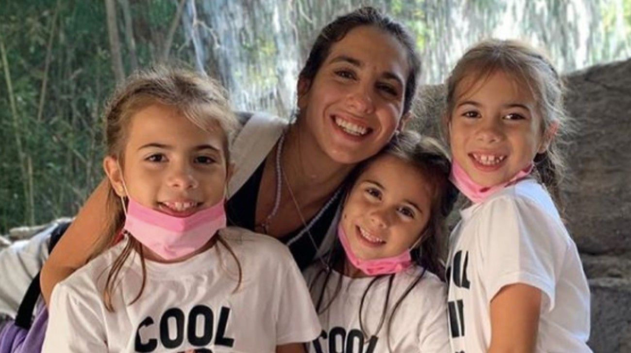 Cinthia Fernández y sus hijas.