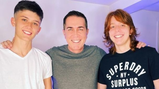 Barili junto a sus hijos, Dante y Benicio.