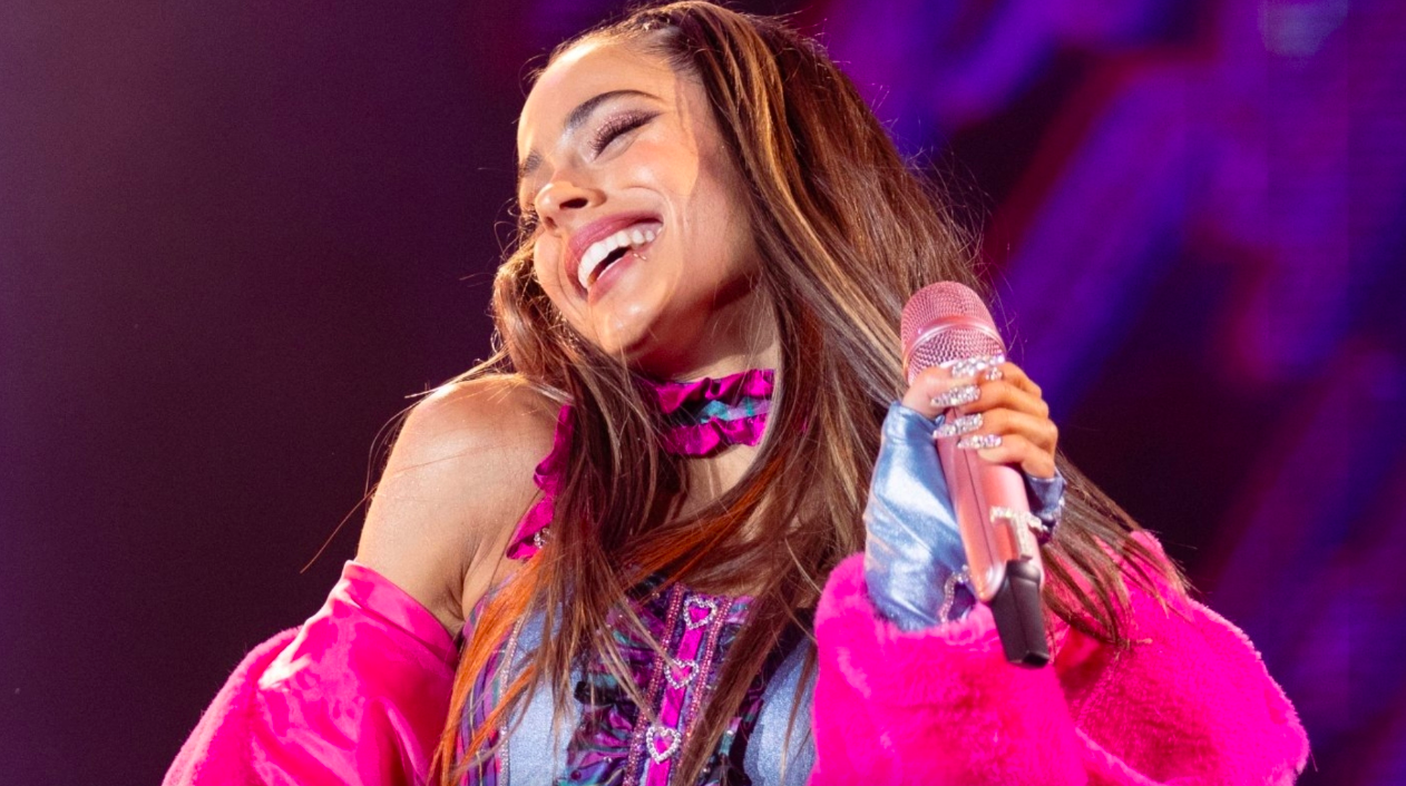 TINI CANTO EN MENDOZA.