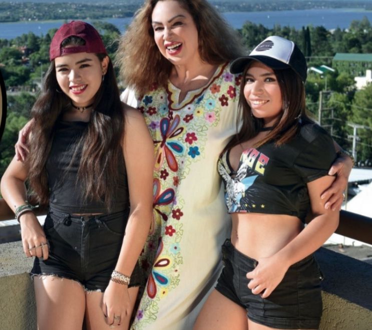 BEATRIZ SALOMON JUNTO A SUS HIJAS.