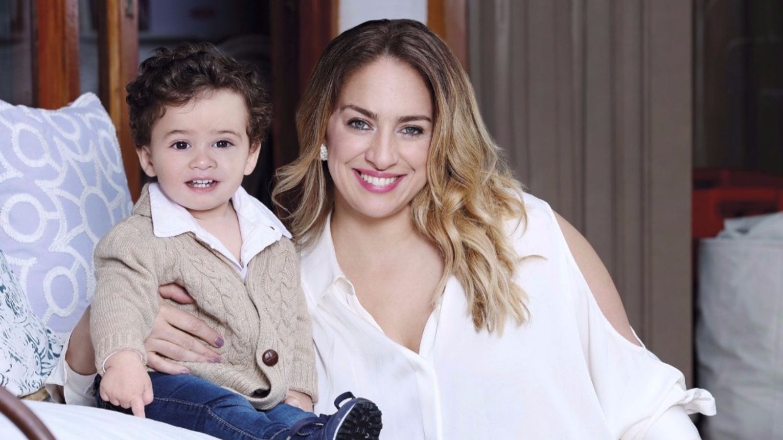 María Julia Oliván y Antonio, su hijo.