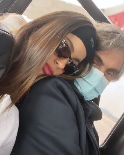 ASI ESTA HOY EL PAPA DE TINI STOESSEL.