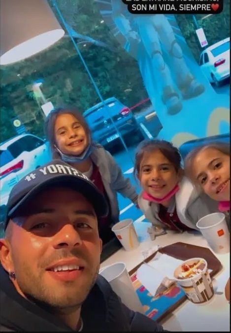 Matías Defederico y sus hijas.