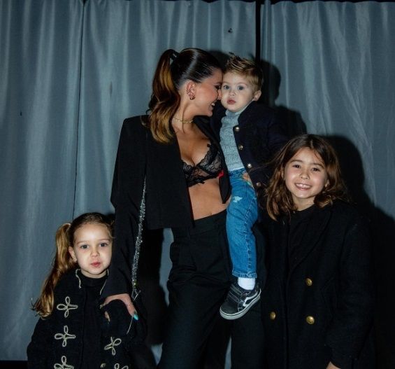 Posteo China Suárez con sus hijos.