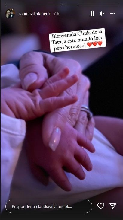 Claudia Villafañe y su nieta Azul.