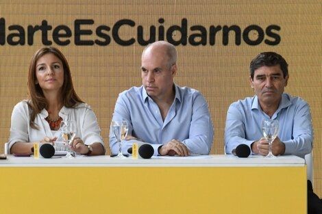 Horacio Rodríguez Larreta (jefe de Gobierno porteño) junto con Fernán Quirós (ministro de Salud porteño) y Soledad Acuña (ministra de Educación de CABA).