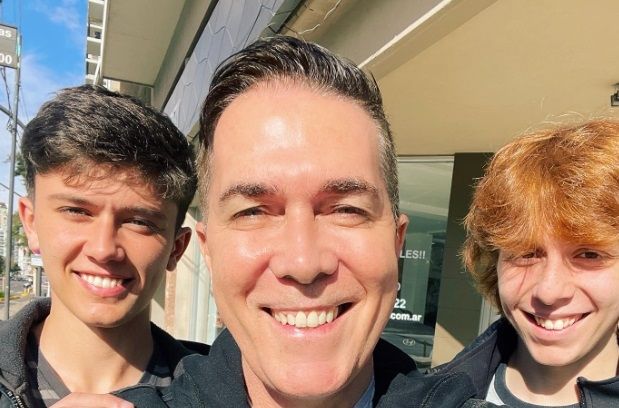 Rodolfo Barili y sus hijos.