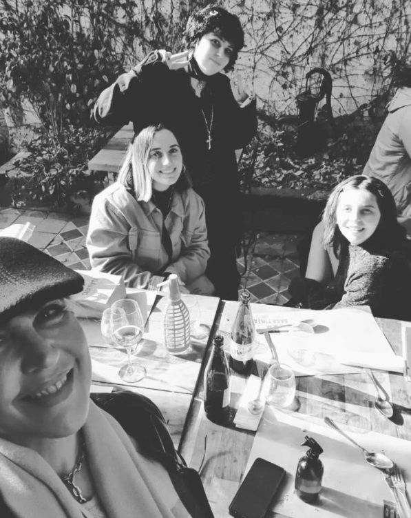 Lola Cordero y sus hijas.