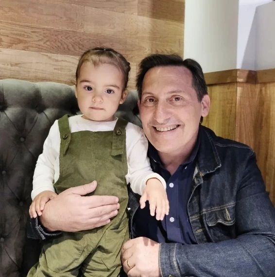 Paulo Kablan y su nieta.