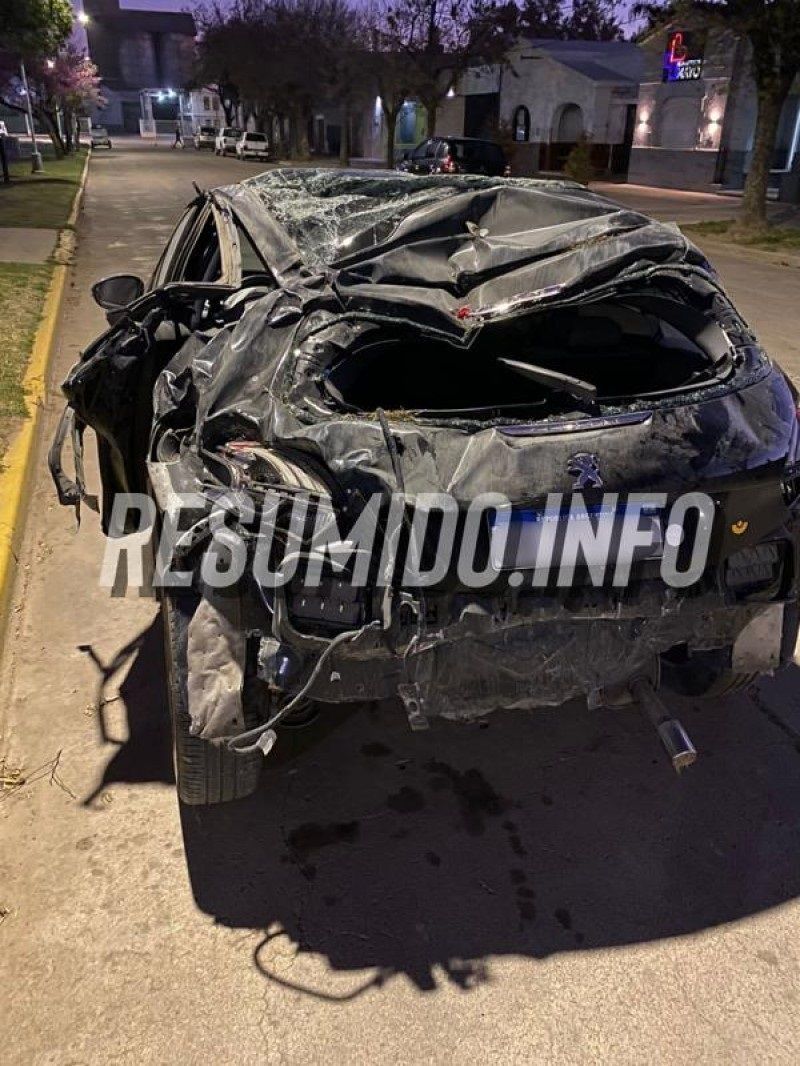 Destrucción total del auto de Martín Rojas.