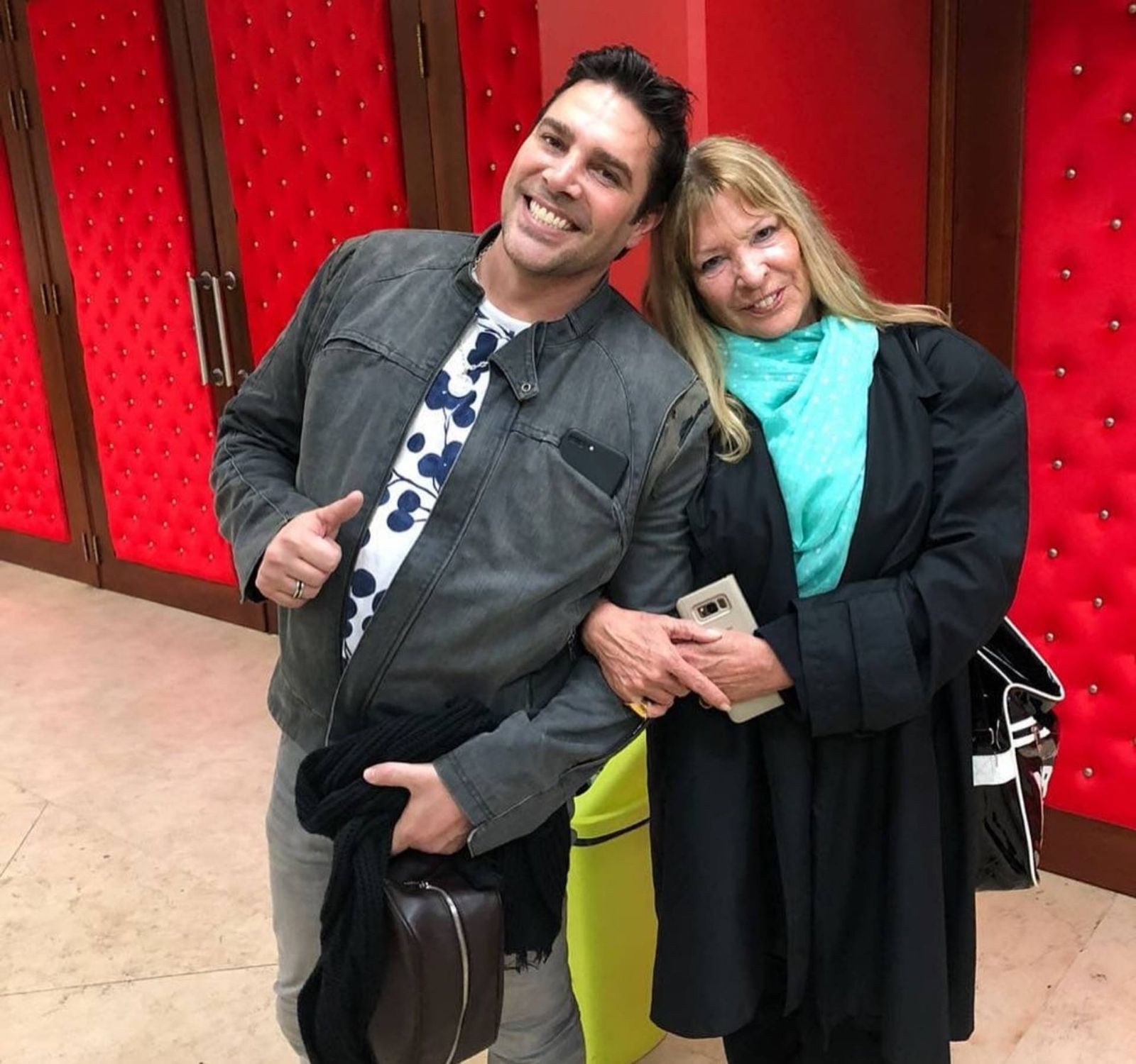 Matías Alé junto a su madre, su sostén.