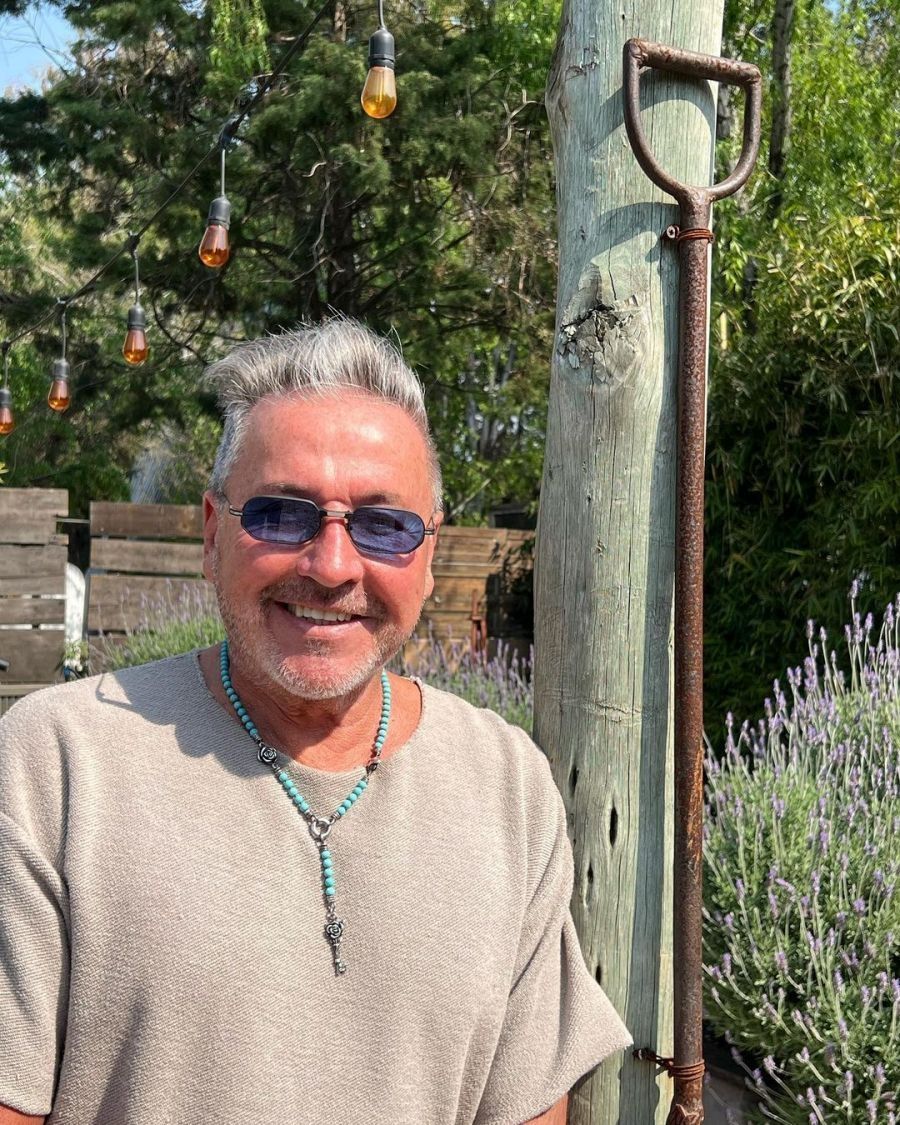 Ricardo Montaner posando en su cumpleaños.