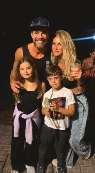Luciano Castro, Sabrina Rojas y sus hijos Esperanza y Fausto.