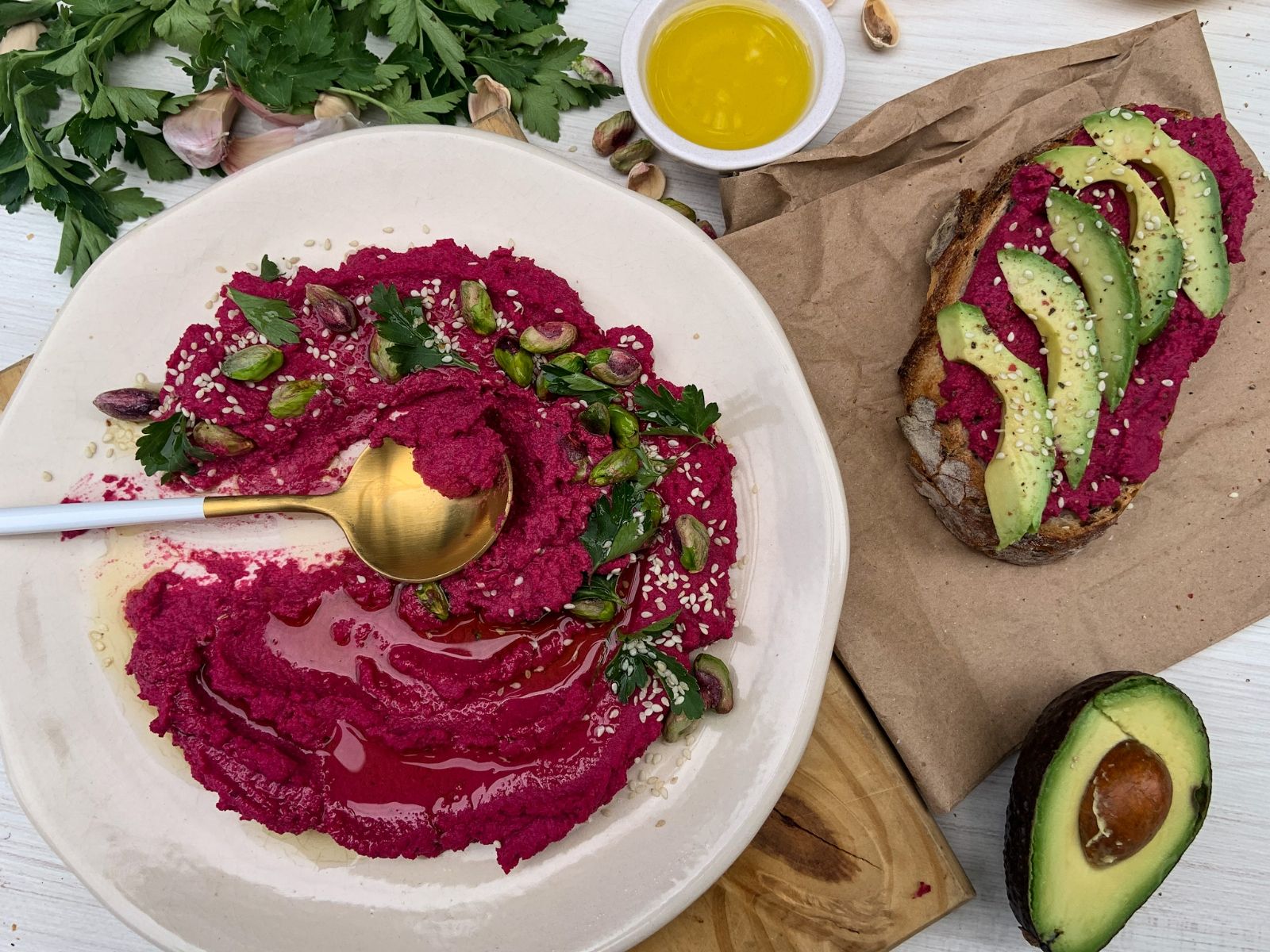 Hummus con tostada y palta