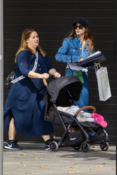 China Suárez paseando con Magnolia.