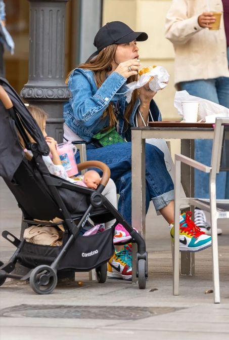 China Suárez junto a su hija en Madrid.
