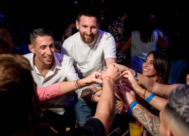 Messi, junto a Di María y Antonela.