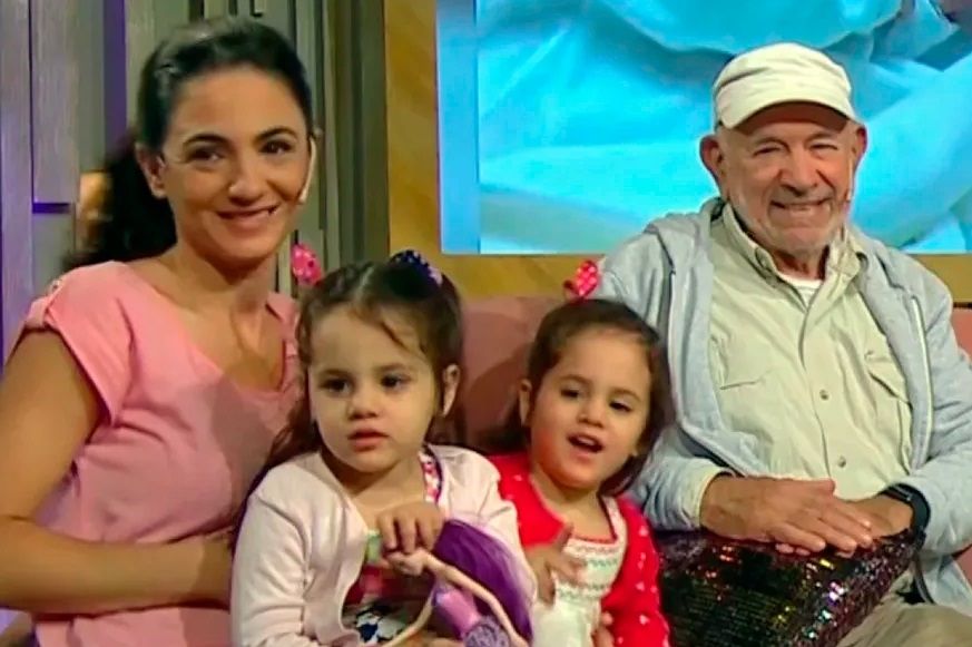 Norman Briski, junto a su mujer y sus hijas gemelas.