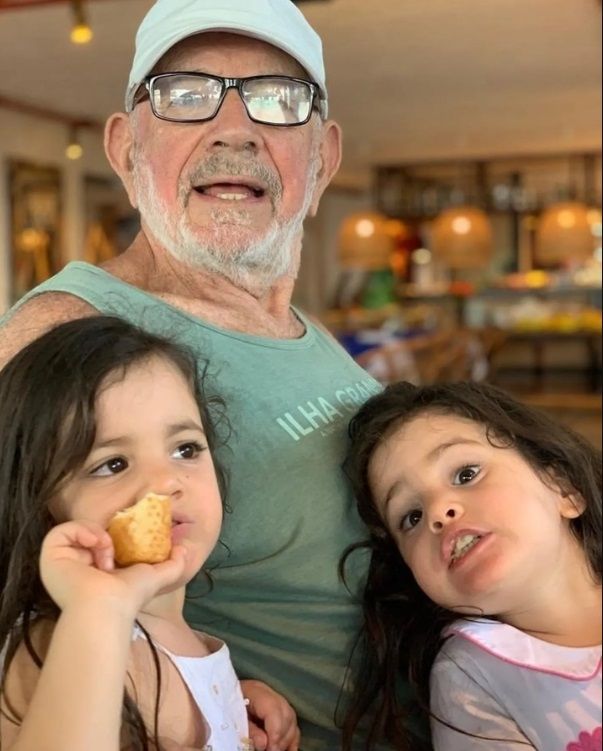 Norman Briski, junto a sus hijas gemelas.